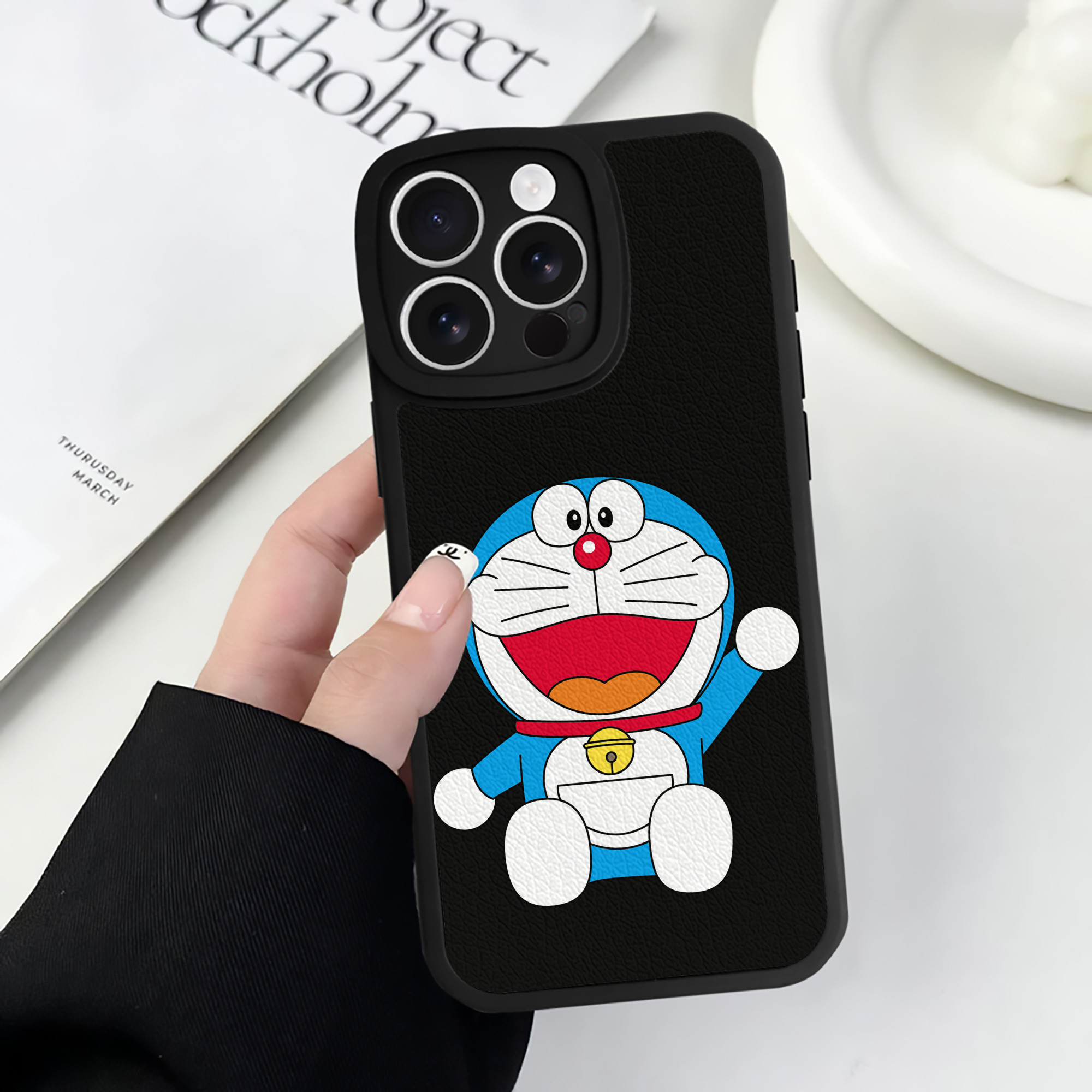 （画像用） ドラえもん Doraemon 【iPhone 16シリーズ対応】シリコンスマホケース（レザー調） 材質：シリコン